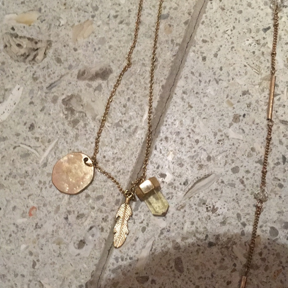 Bundle 2 golden necklaces.